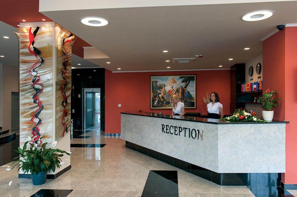 Tcc Grand Plaza Hotel Szkopje Kültér fotó