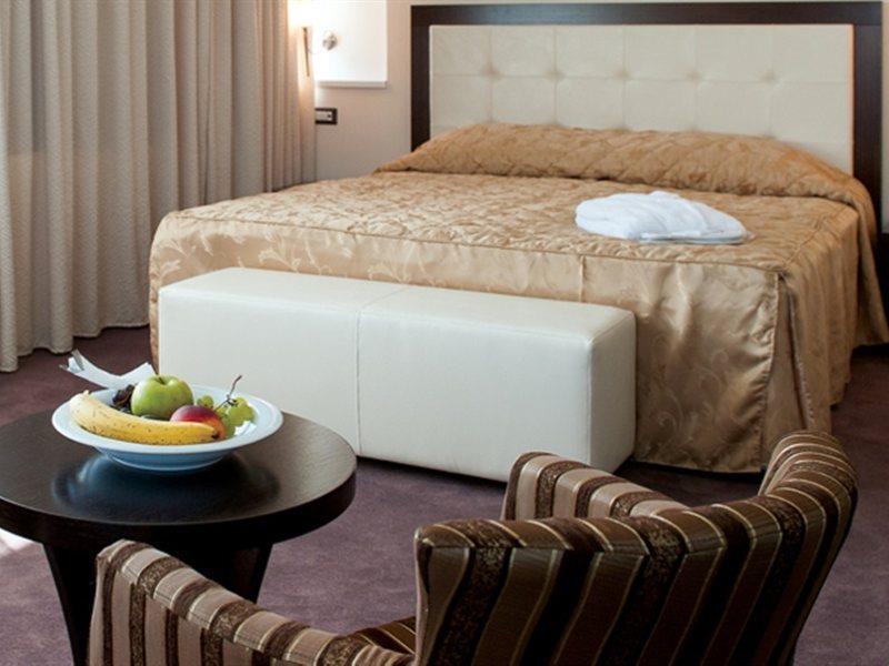 Tcc Grand Plaza Hotel Szkopje Kültér fotó
